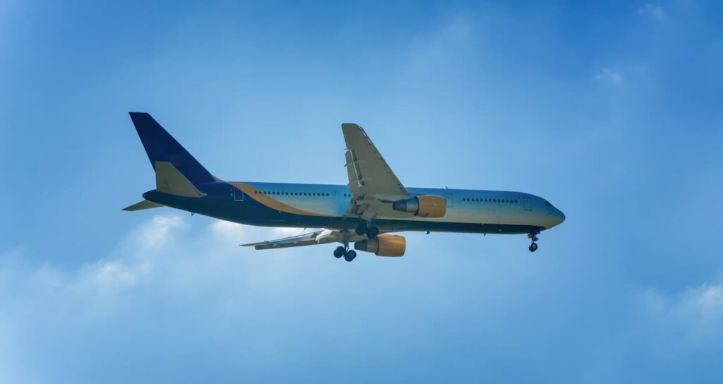 Imagem mostra avião sobrevoando pertinho das nuvens.