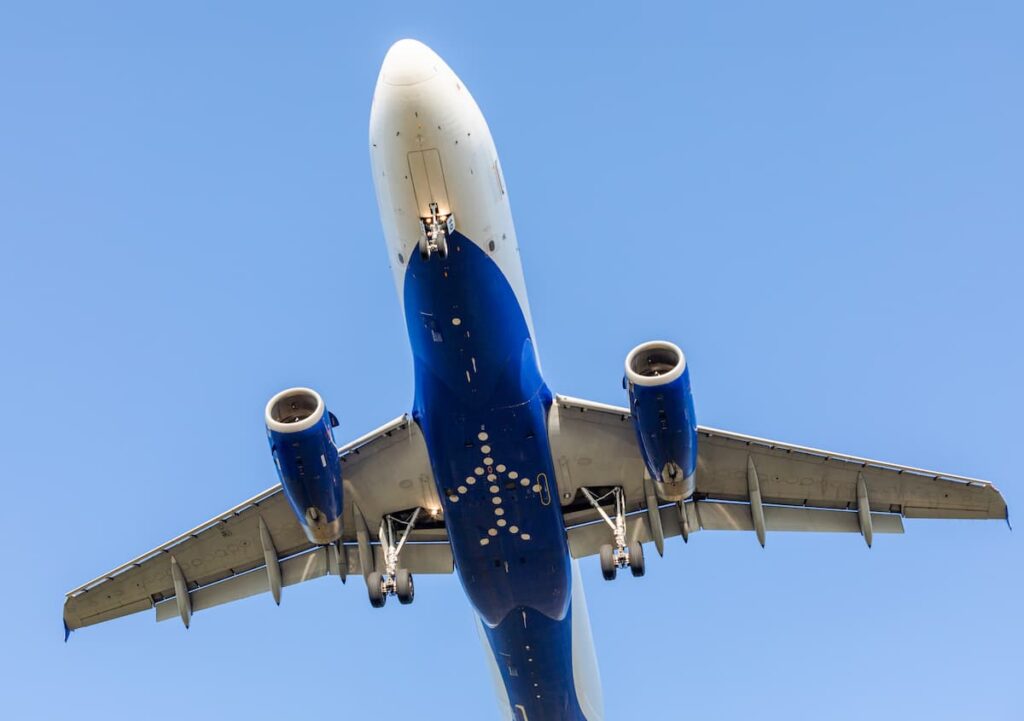 Imagem mostra avião de pequeno porte decolando no aeroporto Vale do Aço.