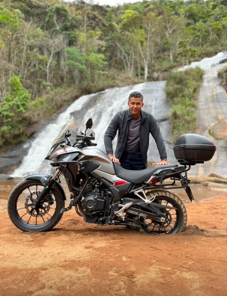 Imagem mostra Cachoeira da Prainha em Antônio Dias, uma das principais cachoeiras do Vale do Aço.