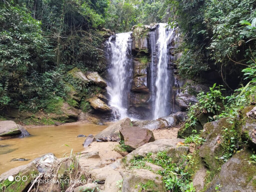 Imagem mostra Cachoeira do Teobaldo em Antonio Dias.