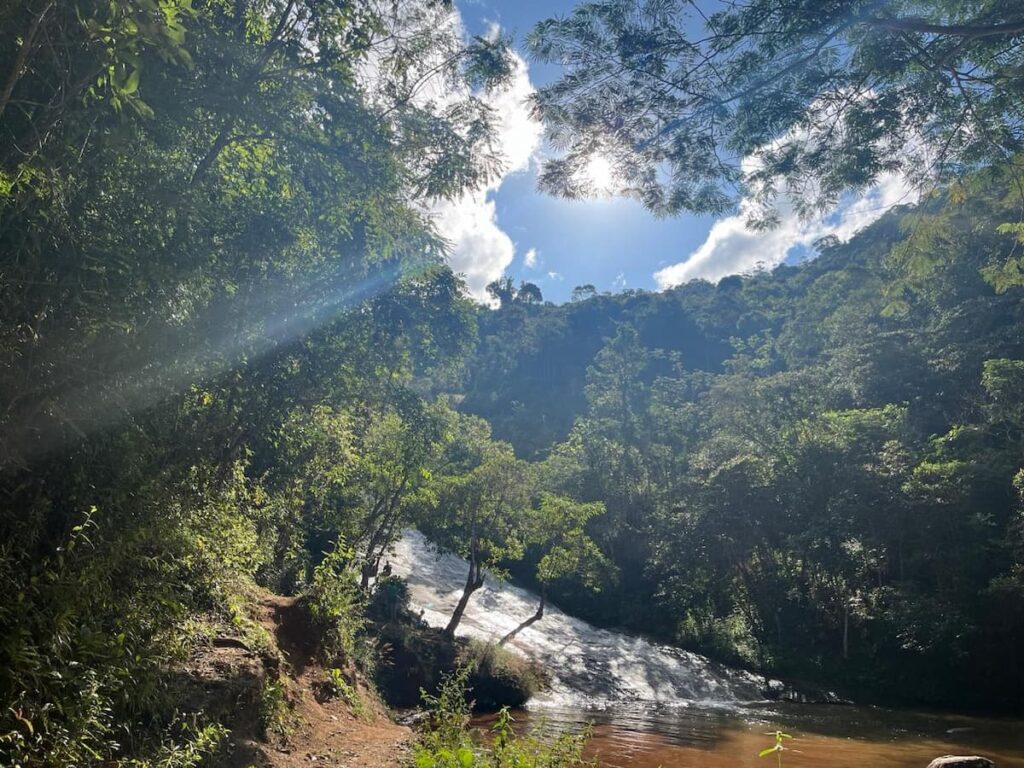 Imagem mostra Cachoeira do Escorregador na Serra dos Cocais em Coronel Fabriciano.