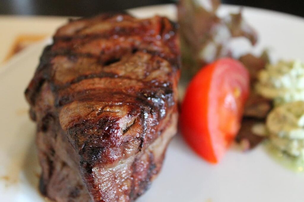 Imagem mostra um suculento corte de carne bovina, servido em um dos melhores restaurantes do Vale do Aço.