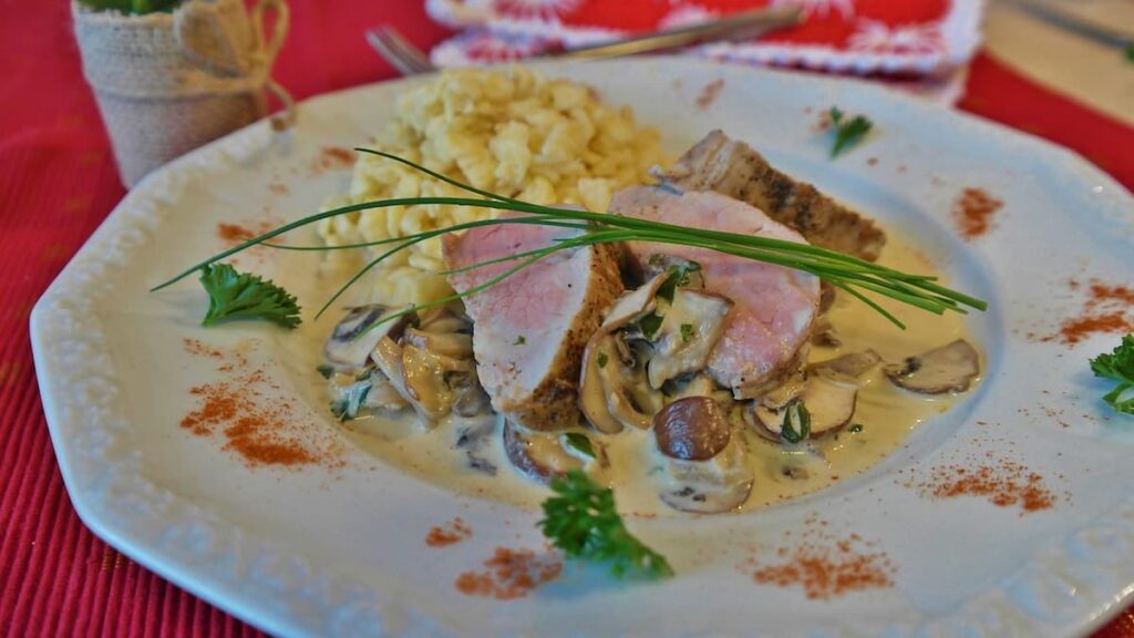 Imagem mostra deliciosa carne de porco ao molho branco.