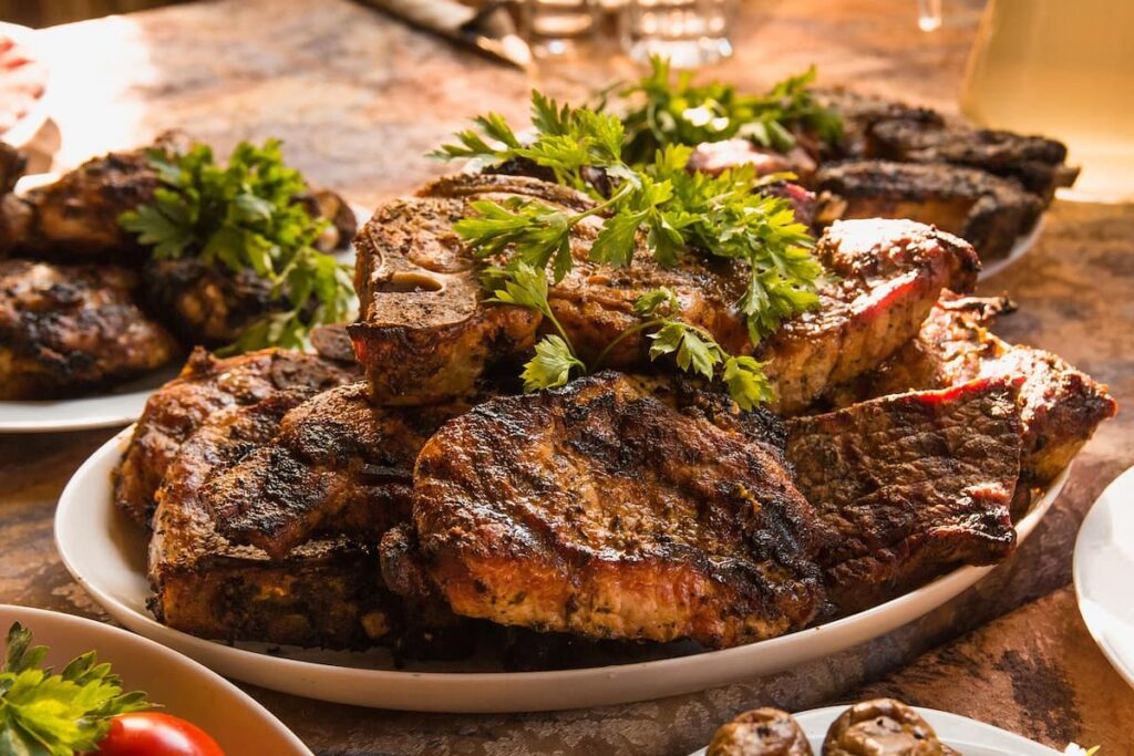 Imagem mostra um prato de carne grelhada.