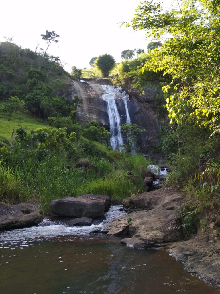 Imagem mostra Cachoeira dos Britos, em Mesquita, uma das belas cachoeiras do vale do Aço.