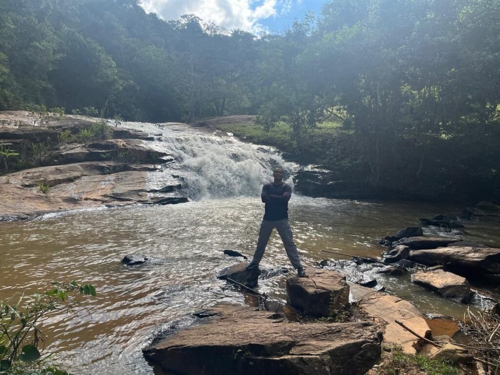 Imagem mostra Cachoeira do Anibal em Coronel Fabriciano.
