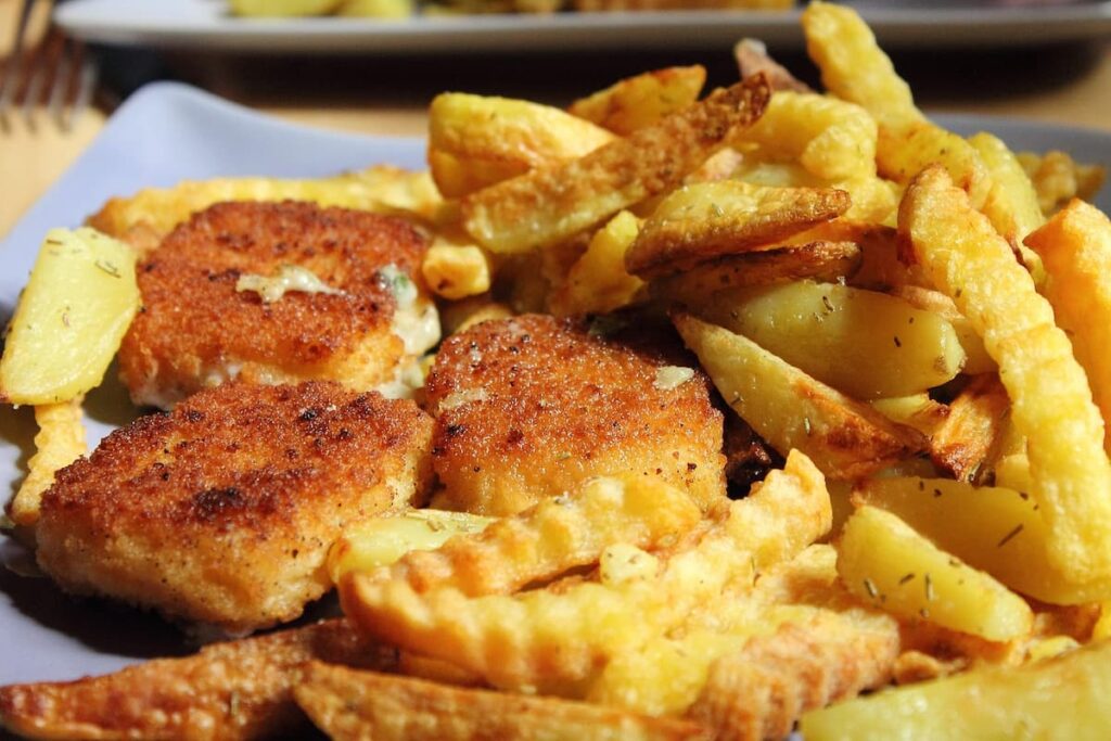 Imagem mostra um lindo prato de frango com fritas.