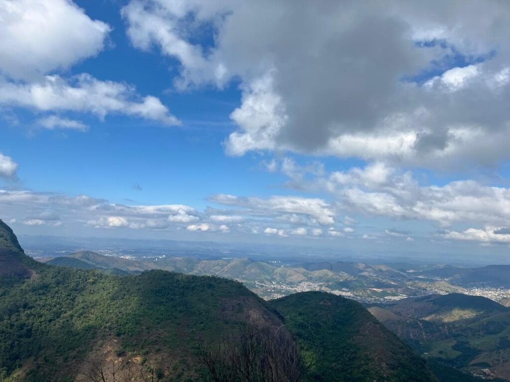 Imagem mostra Estrada dos Cocais e as cidades de Coronel Fabriciano e Ipatinga ao fundo.