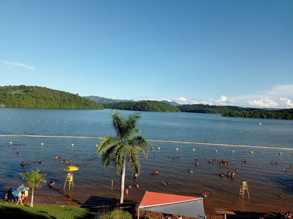 Imagem mostra Lagoa Silvana no Vale do Aço em um belo dia de sol.