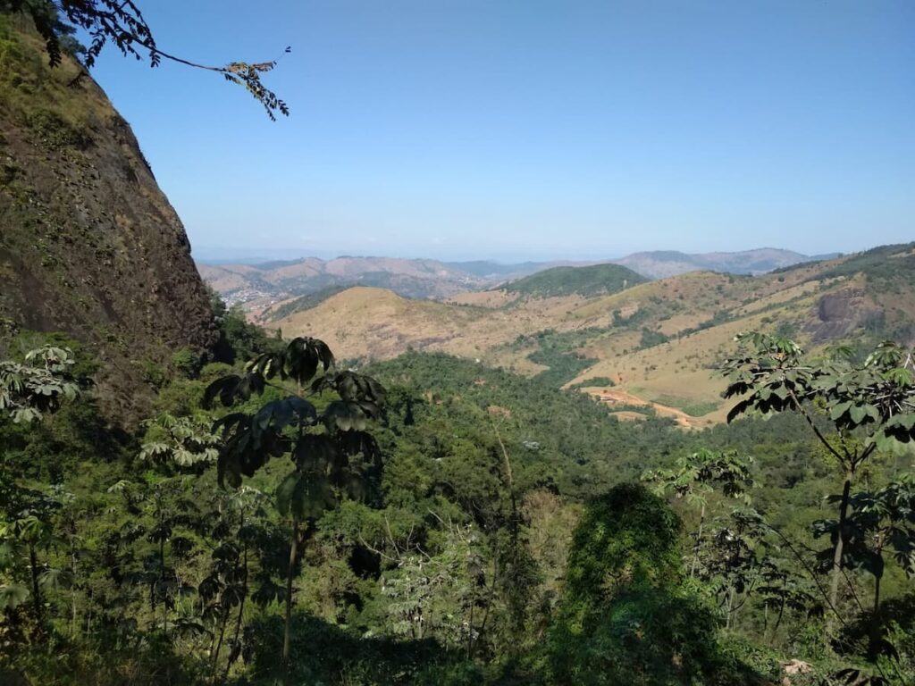 Imagem mostra o Mirante da Pedra Dois Irmão em Coronel Fabriciano.