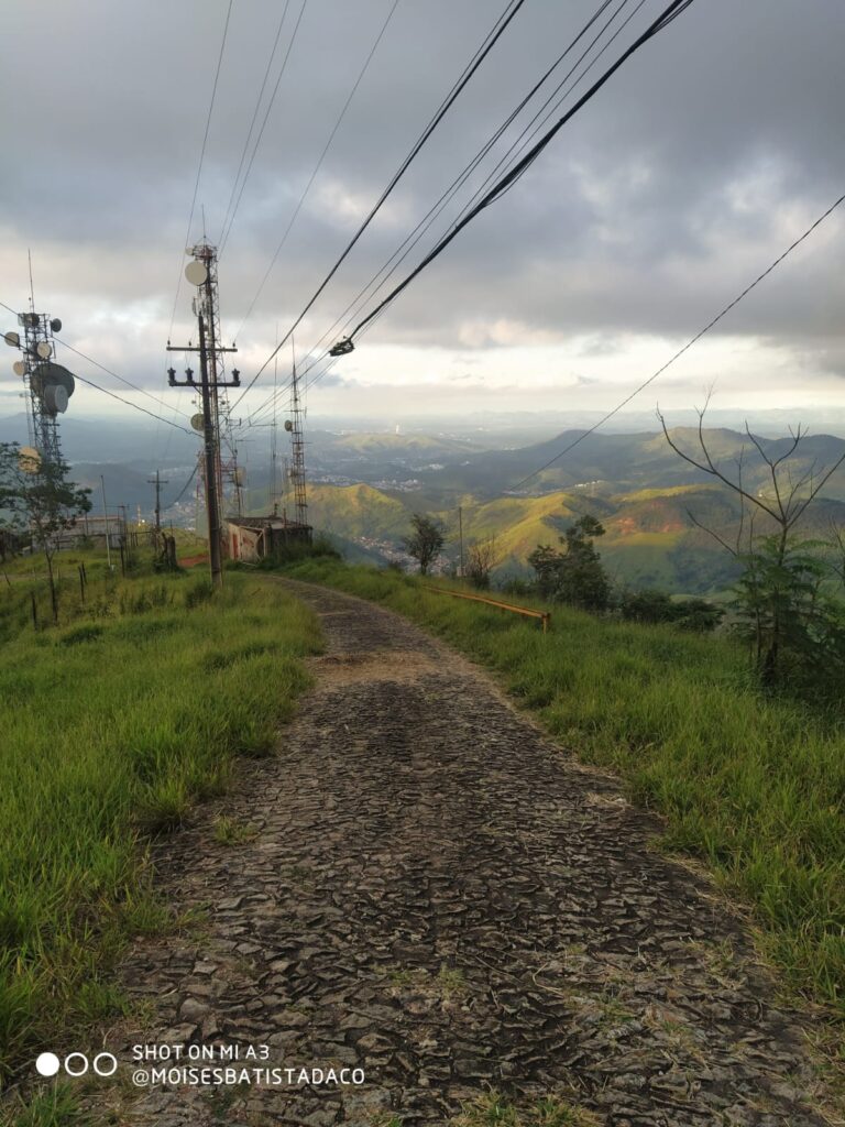 Imagem mostra A cidade de Timóteo vista de cima do Pico do Ana Moura.