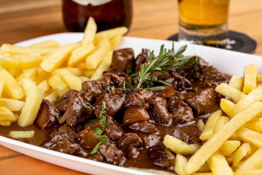 Imagem mostra uma generosa porção de fritas com carne.