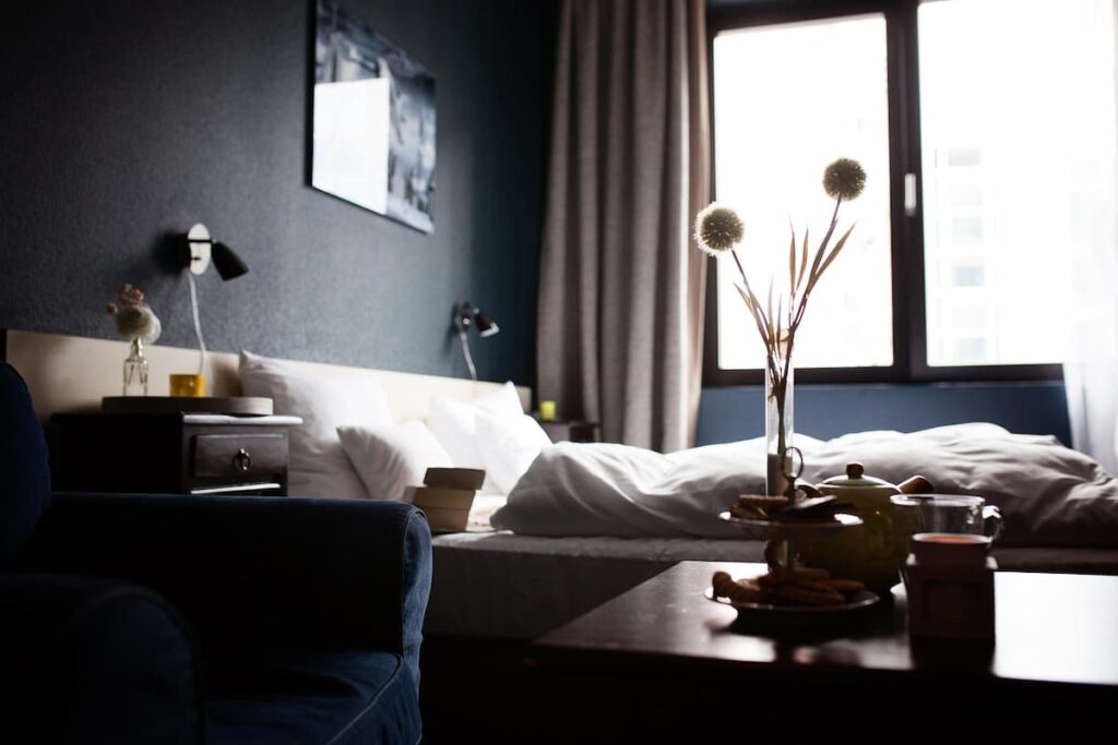 Imagem mostra quarto de hotel requintado.