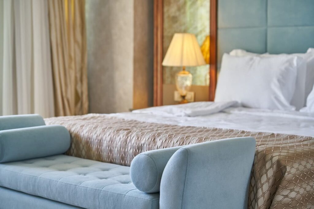 Imagem mostra quarto de luxo em um dos hotéis do Vale do Aço.