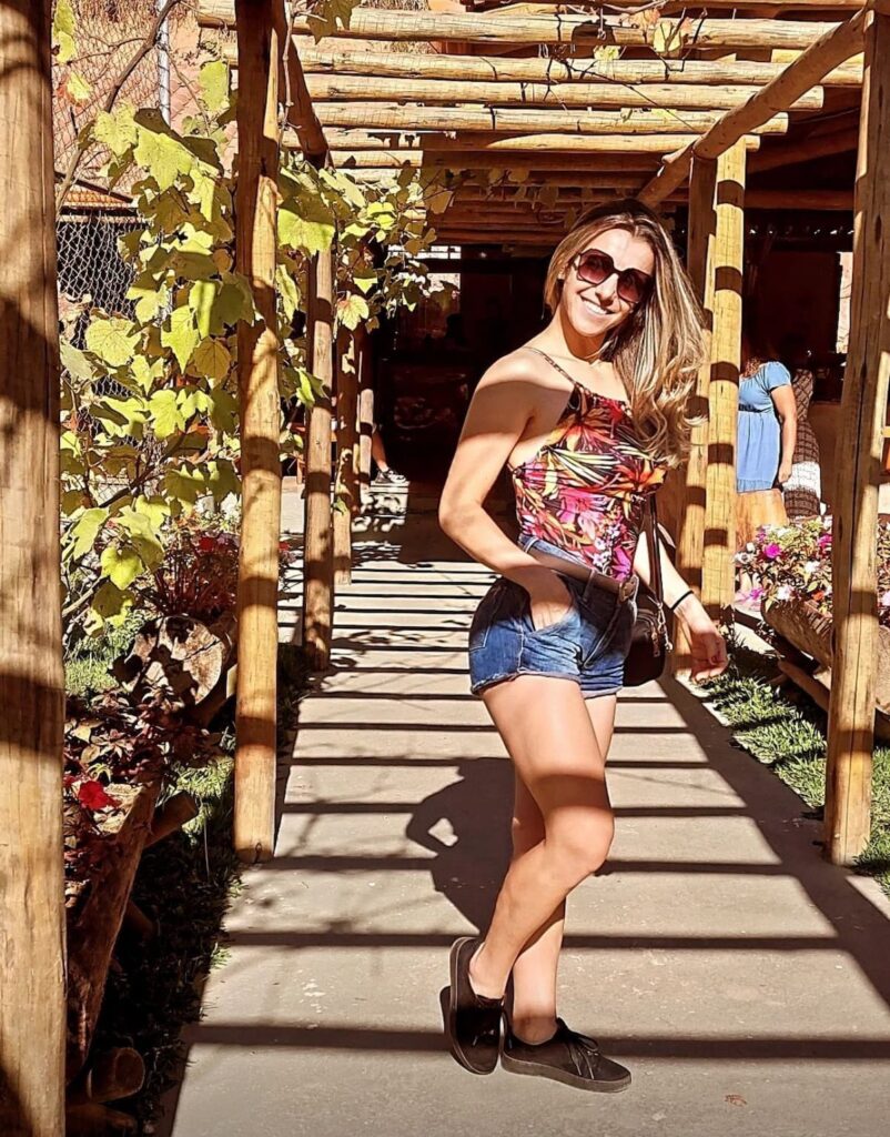 Imagem mostra entrada rústica e aconchegante do Restaurante Empório da Serra em Ipaneminha, Ipatinga.