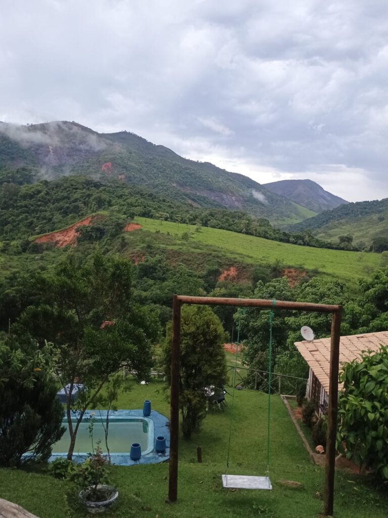 Imagem mostra vista que pode ser apreciada da pousada Lobo da Montanha em Jaguaraçu.