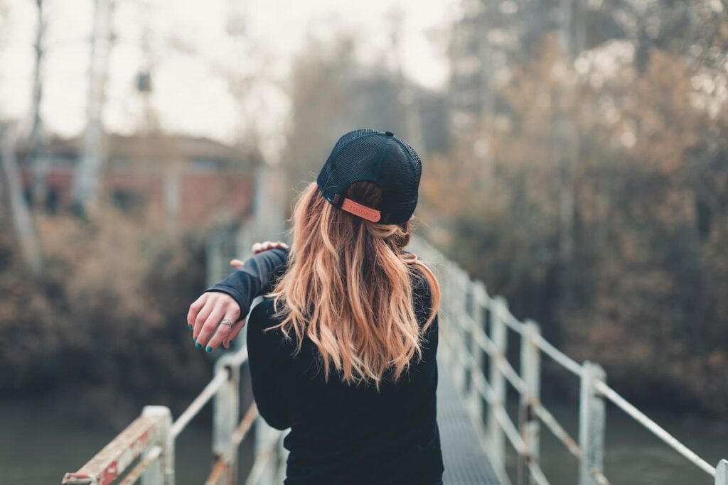 Imagem mostra jovem alongando.