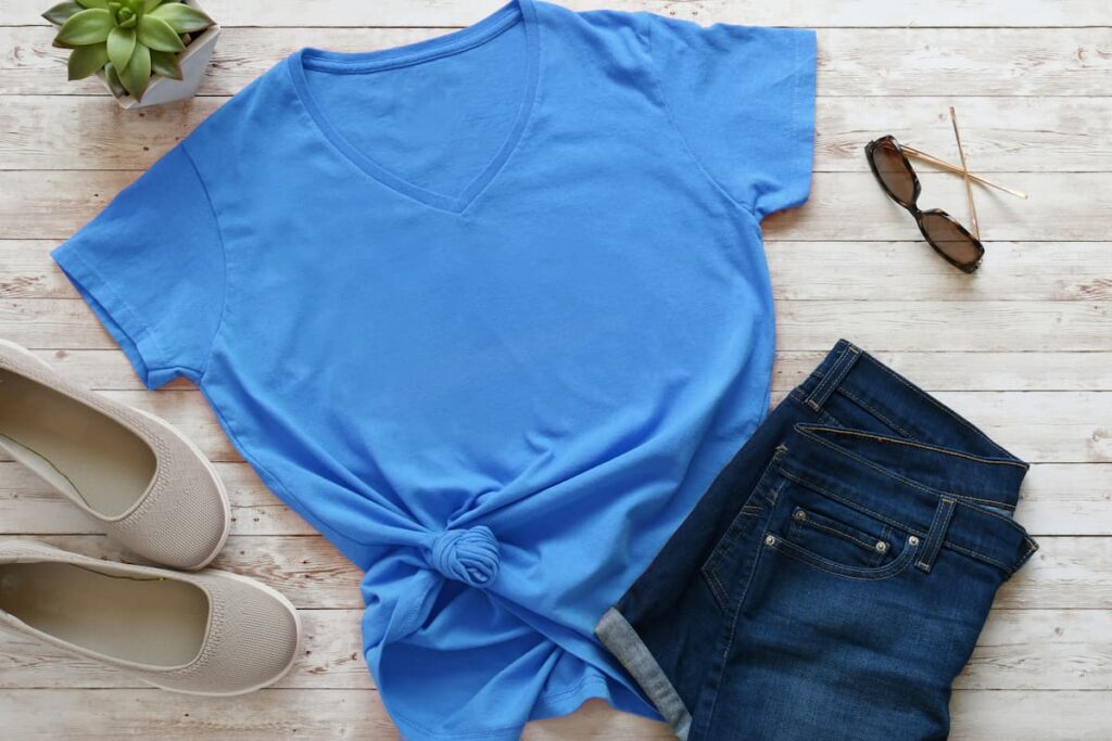 Imagem mostra roupas leves, um dos itens para levar em uma viagem para Ipatinga.