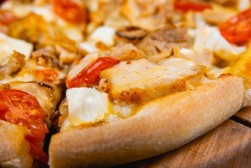 Imagem mostra pizza com borda servida em uma das melhores pizzarias em Ipatinga.