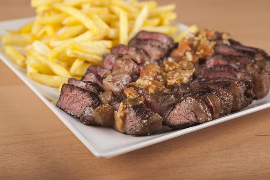 Imagem mostra picanha com fritas em um dos melhores restaurantes em Ipatinga.