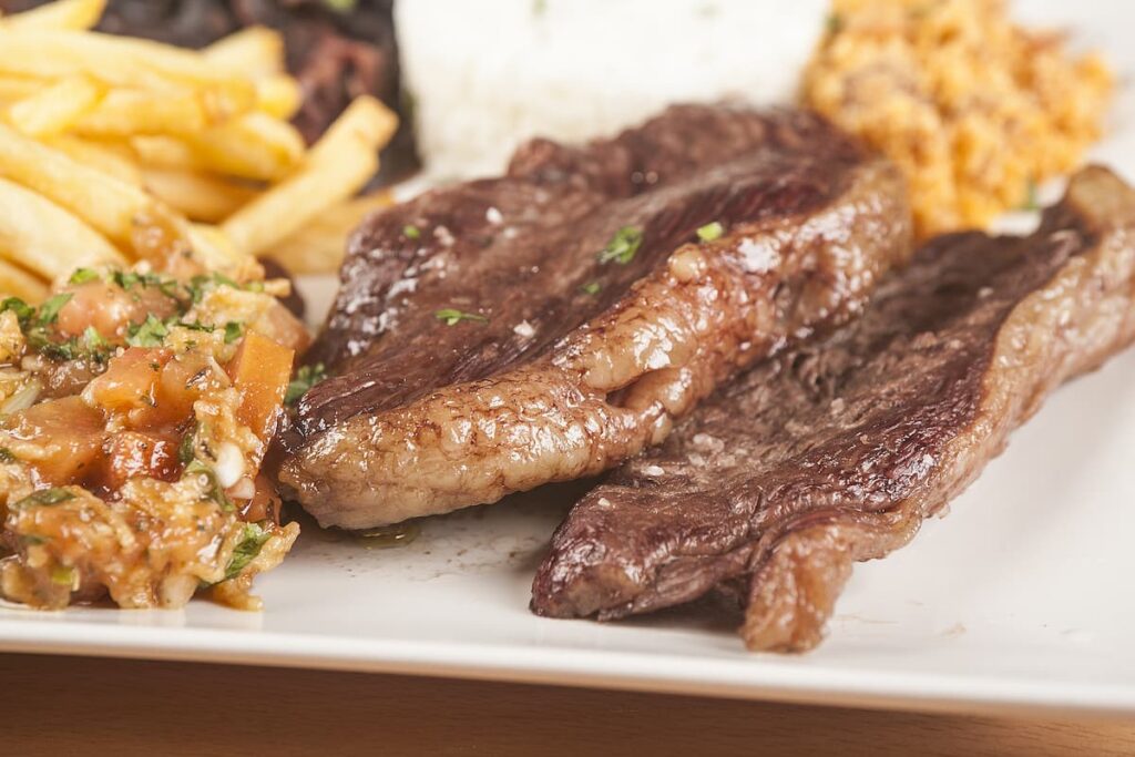Imagem mostra refeição deliciosa com picanha e fritas servida em um dos melhores restaurantes em Ipatinga.