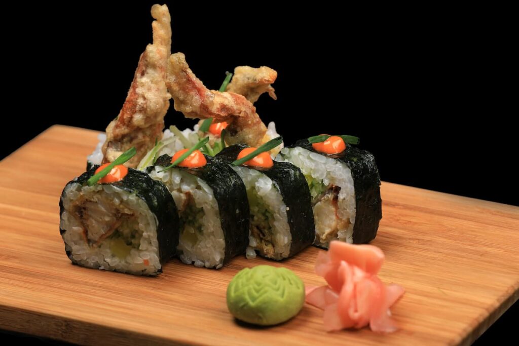 Imagem mostra sushis frescos.