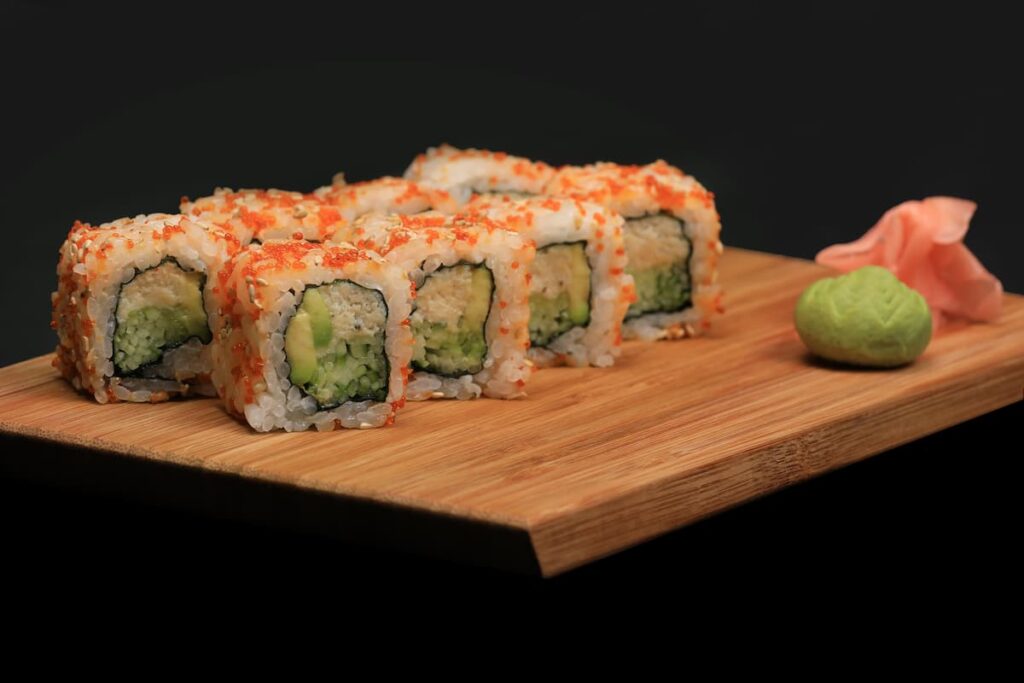 Imagem mostras sushis frescos e muito deliciosos.