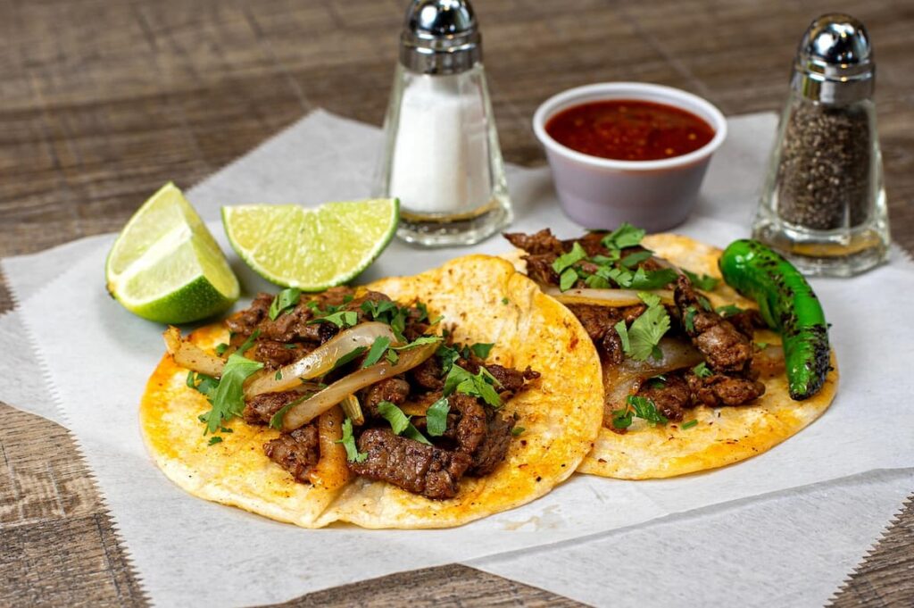 Imagem mostra tacos recheado com carne.