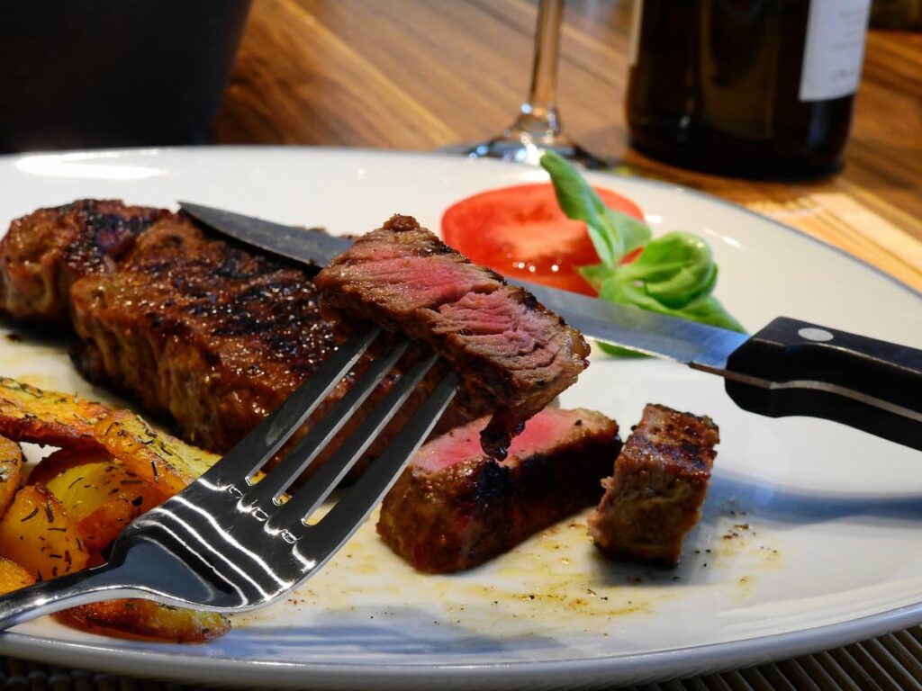 Imagem mostra carne nobre servida em um dos melhores restaurantes em Timóteo.